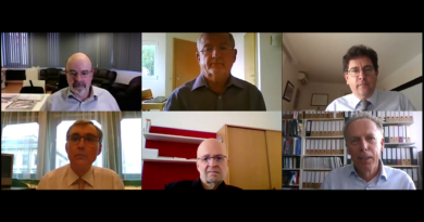 v.l.: obere Reihe: Dr. Bernhard-Michael Mayer, Dr. Schinko, Dr. Ernest Groman; untere Reihe: Dr. Franz Pietsch, Dr. Alfred Uhl, Dr. Heino Stöver © Screenshot