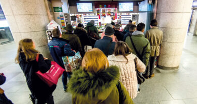 Lotto Mehrfachjackpots und damit verbundene hohe Gewinnsummen für den Sechser sorgen nach wie vor für hohes Interesse und mitunter Warteschlangen vor den Trafiken. © Achim Bieniek-Oesterreichische Lotterien