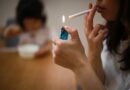 Weder Rauchen noch Dampfen ist neben Kindern ratsam, aber E-Zigaretten sind laut Studie weniger schädlich © AdobeStock/yamasan